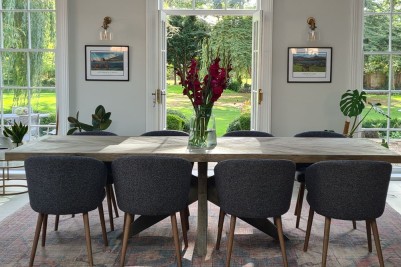 chairs-around-table-photo-credit-@oldrectonewoldrec